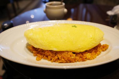 Baharatlı pilavlı omlet.
