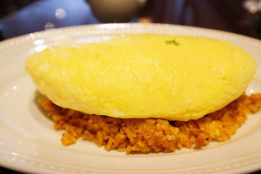 Baharatlı pilavlı omlet.