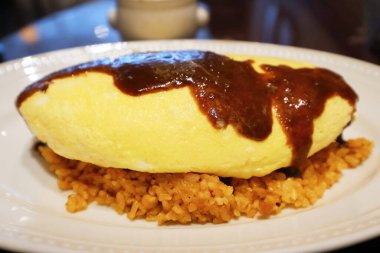 Baharatlı pilavlı omlet.