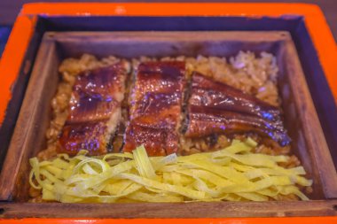 Kızarmış Yılan Balığı Pirinç, Leverated Box