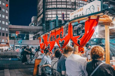 17 Mayıs 2024 Yatai Fukuoka açık hava yemekleri kalabalık gece hayatı ile Ramen dükkanında duruyor.