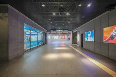 17 Mayıs 2024 Fukuoka Tenjin İstasyonu 'na bir yolcu gidiyor.
