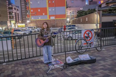 17 Mayıs 2024 Sokakta şarkı söyleyen genç kadın, Nakasu kawabata