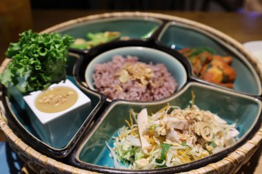 Basashi, izole edilmiş geleneksel Japon mutfağı.