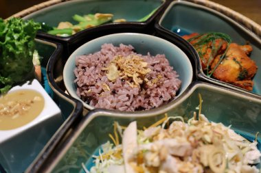 Basashi, izole edilmiş geleneksel Japon mutfağı.