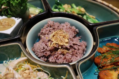 Basashi, izole edilmiş geleneksel Japon mutfağı.