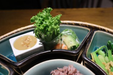 Basashi, izole edilmiş geleneksel Japon mutfağı.