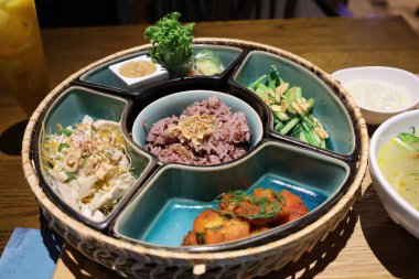 Basashi, izole edilmiş geleneksel Japon mutfağı.