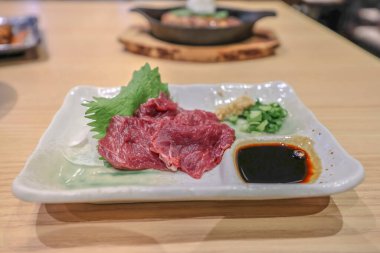 Basashi, izole edilmiş geleneksel Japon mutfağı.