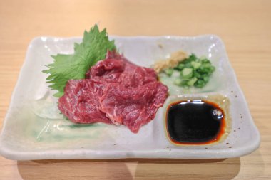 Basashi, izole edilmiş geleneksel Japon mutfağı.