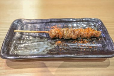 Tabakta Japon şişleri olan.