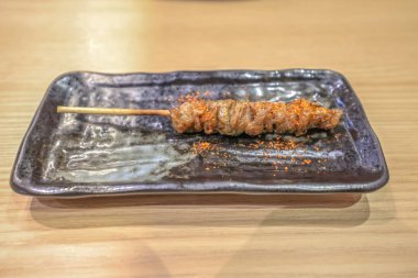 Tabakta Japon şişleri olan.