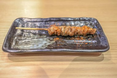 Tabakta Japon şişleri olan.