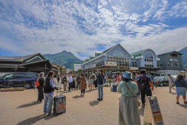 15 Mayıs 2024 Yufuin Eki Mae, Nagasaki 'ye geçiş Büyüleyici Kırsal Kaçış