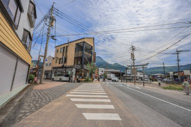 15 Mayıs 2024 Yufuin 'de Ekimae Dori, Gezgin Nagasaki Komşu Kasabası