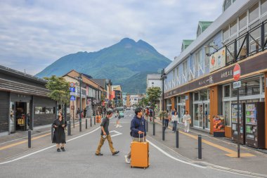 15 Mayıs 2024 Yufuincho Caddesi, Nagasaki Kırsal Bölgesi 'nde Büyüleyici Yürüyüşler