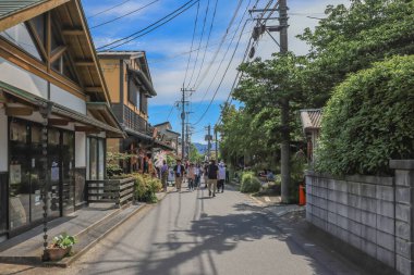 15 Mayıs 2024 Yufuincho Caddesi, Nagasaki Kırsal Bölgesi 'nde Büyüleyici Yürüyüşler