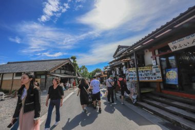 15 Mayıs 2024 Yufuincho Caddesi, Nagasaki Kırsal Bölgesi 'nde Büyüleyici Yürüyüşler
