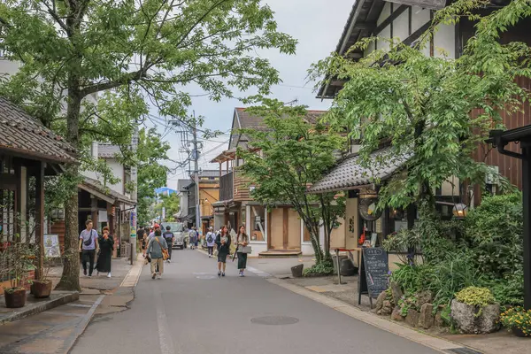 15 Mayıs 2024 Yufuincho Caddesi, Nagasaki Kırsal Bölgesi 'nde Büyüleyici Yürüyüşler