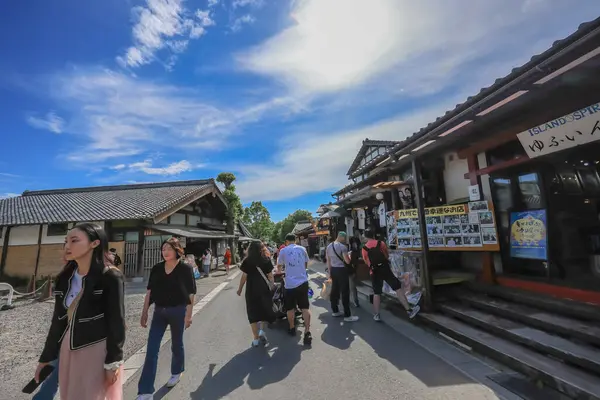 15 Mayıs 2024 Yufuincho Caddesi, Nagasaki Kırsal Bölgesi 'nde Büyüleyici Yürüyüşler