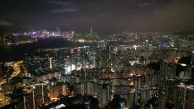 Hong Kong - 20 Temmuz 2024: Lam Tin Kowloon 'da Gece Şehri manzarası