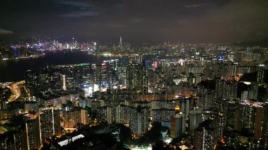 Hong Kong - 20 Temmuz 2024: Lam Tin Kowloon 'da Gece Şehri manzarası