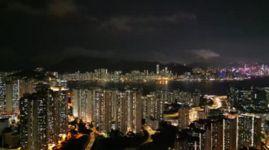 Hong Kong - 20 Temmuz 2024: Lam Tin Kowloon 'da Gece Şehri manzarası