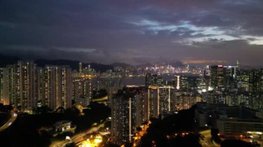 Hong Kong - 20 Temmuz 2024: Lam Tin Kowloon 'da Gece Şehri manzarası