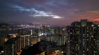 Hong Kong - 20 Temmuz 2024: Lam Tin Kowloon 'da Gece Şehri manzarası