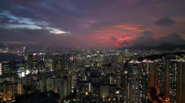 Hong Kong - 20 Temmuz 2024: Lam Tin Kowloon 'da Gece Şehri manzarası