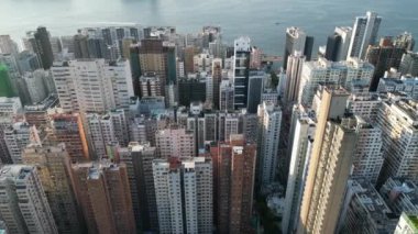 Hong Kong - 4 Ağustos 2024: North Point, Hong Kong adası manzaralı Victoria limanı