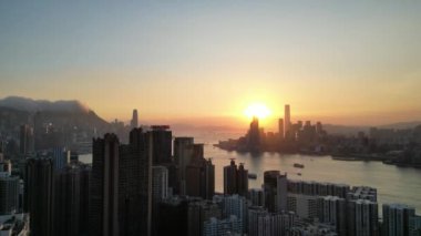Hong Kong - 4 Ağustos 2024: North Point, Hong Kong adası manzaralı Victoria limanı