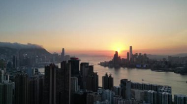 Hong Kong - 4 Ağustos 2024: North Point, Hong Kong adası manzaralı Victoria limanı