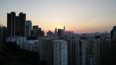 Hong Kong - 4 Ağustos 2024: North Point, Hong Kong adası manzaralı Victoria limanı