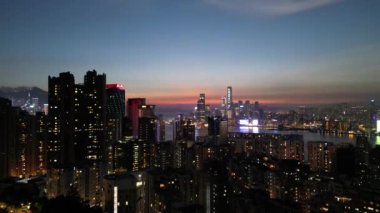 Hong Kong - 4 Ağustos 2024: North Point, Hong Kong adası manzaralı Victoria limanı