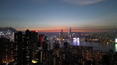 Hong Kong - 4 Ağustos 2024: North Point, Hong Kong adası manzaralı Victoria limanı