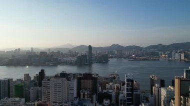 Hong Kong - 4 Ağustos 2024: Victoria Limanı, Hong Kong, Alacakaranlık Metropolü