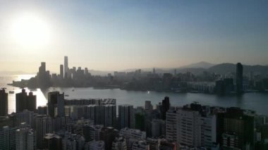 Hong Kong - 4 Ağustos 2024: Victoria Limanı, Hong Kong, Alacakaranlık Metropolü