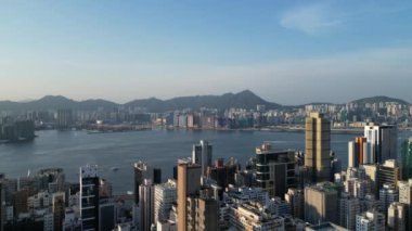 Hong Kong - 4 Ağustos 2024: Victoria Limanı, Hong Kong, Alacakaranlık Metropolü
