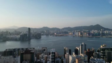 Hong Kong - 4 Ağustos 2024: Victoria Limanı, Hong Kong, Alacakaranlık Metropolü