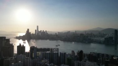 Hong Kong - 4 Ağustos 2024: Victoria Limanı, Hong Kong, Alacakaranlık Metropolü