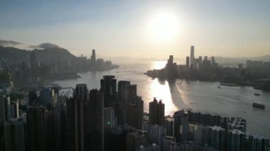 Hong Kong - 4 Ağustos 2024: Victoria Limanı, Hong Kong, Alacakaranlık Metropolü