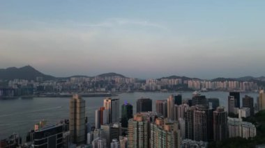 Hong Kong - 4 Ağustos 2024: Victoria Limanı, Hong Kong, Alacakaranlık Metropolü