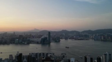 Hong Kong - 4 Ağustos 2024: Victoria Limanı, Hong Kong, Alacakaranlık Metropolü