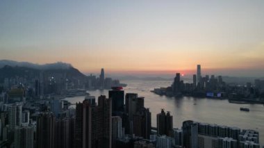 Hong Kong - 4 Ağustos 2024: Victoria Limanı, Hong Kong, Alacakaranlık Metropolü