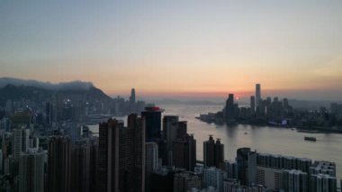 Hong Kong - 4 Ağustos 2024: Victoria Limanı, Hong Kong, Alacakaranlık Metropolü