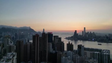 Hong Kong - 4 Ağustos 2024: Victoria Limanı, Hong Kong, Alacakaranlık Metropolü