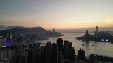 Hong Kong - 4 Ağustos 2024: Victoria Limanı, Hong Kong, Alacakaranlık Metropolü