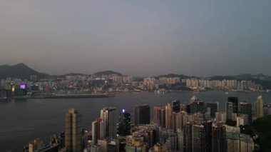 Hong Kong - 4 Ağustos 2024: Victoria Limanı, Hong Kong, Alacakaranlık Metropolü
