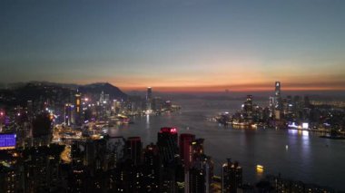 Hong Kong - 4 Ağustos 2024: Victoria Limanı, Hong Kong, Alacakaranlık Metropolü